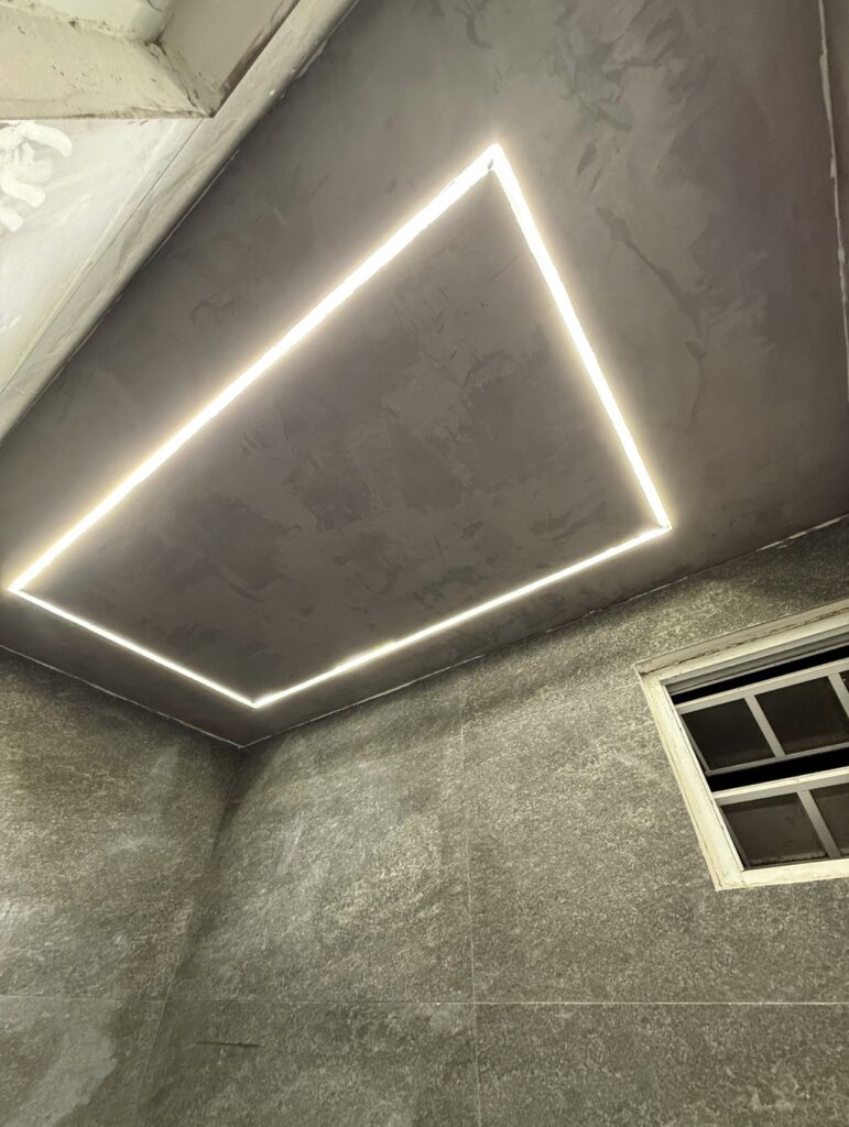 Techo interior con textura moderna y luces LED instalado por Deluxe Services en Puerto Rico.